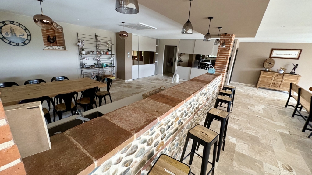 Kitchen & bar