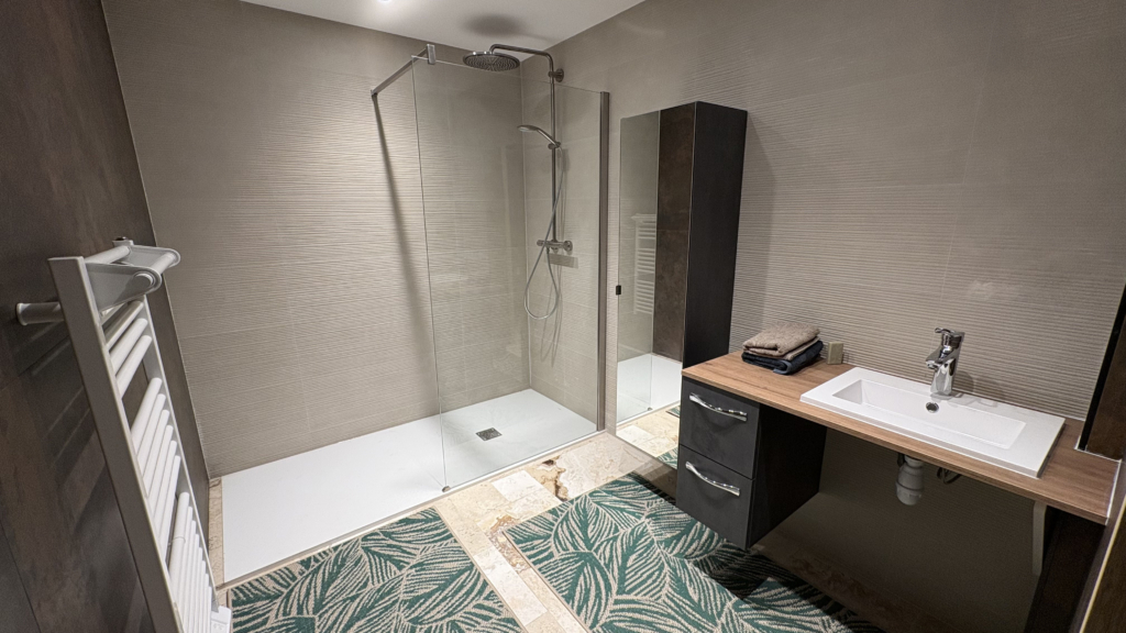 Bathroom (ground floor)